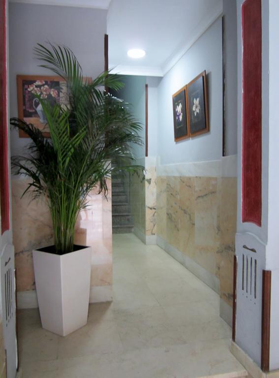Hotel Niza Салоу Екстериор снимка