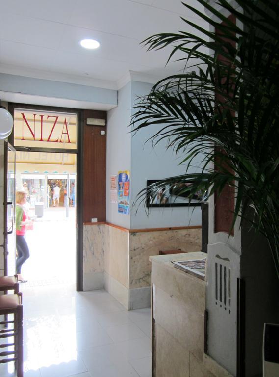 Hotel Niza Салоу Екстериор снимка