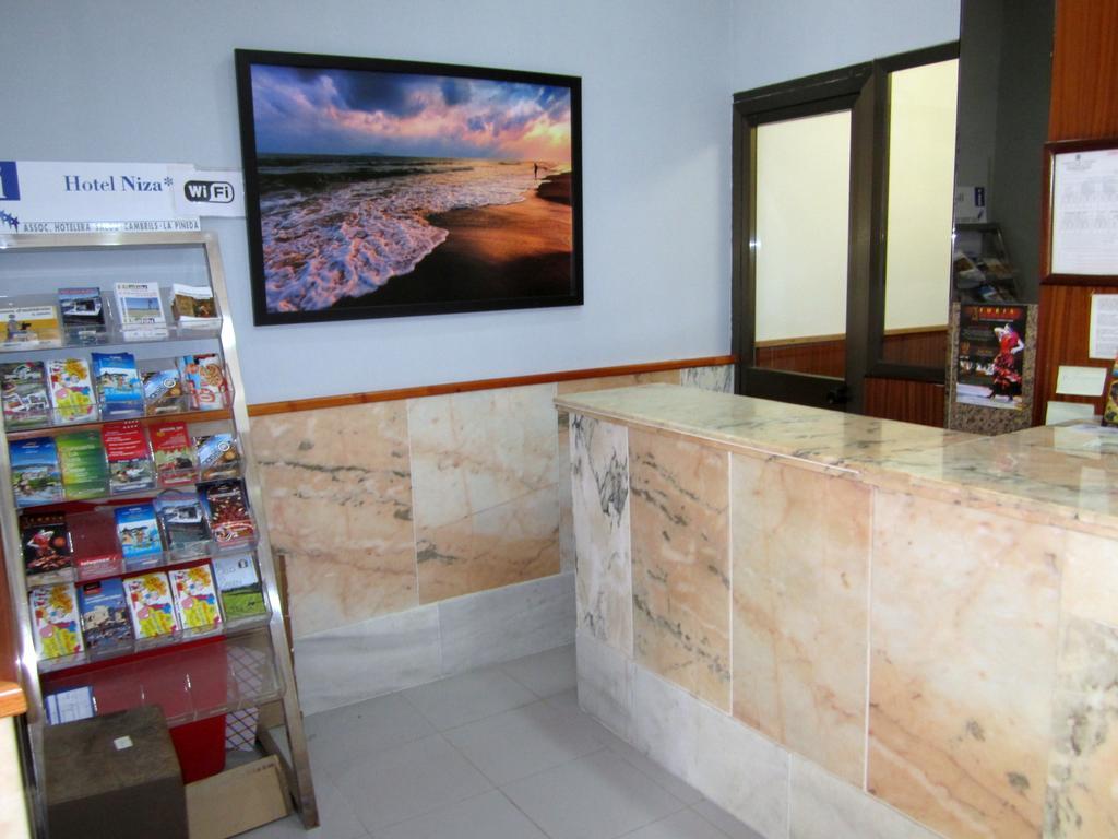 Hotel Niza Салоу Екстериор снимка