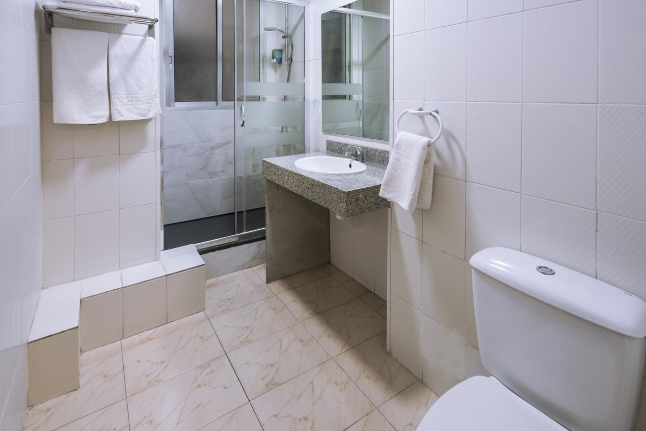 Hotel Niza Салоу Екстериор снимка