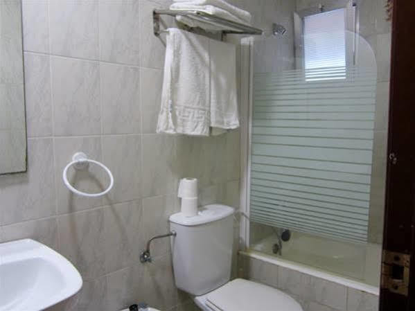 Hotel Niza Салоу Екстериор снимка