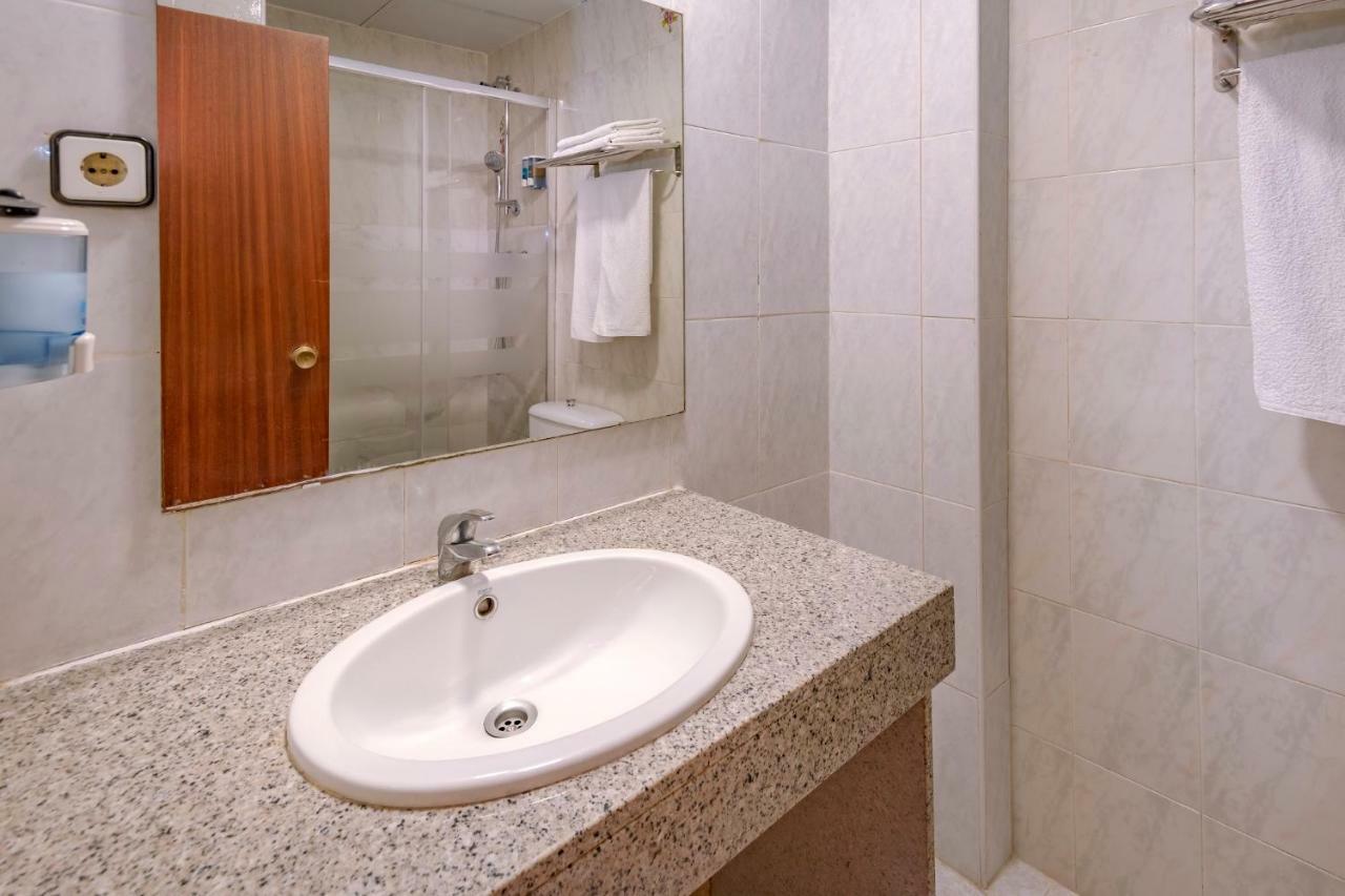 Hotel Niza Салоу Екстериор снимка