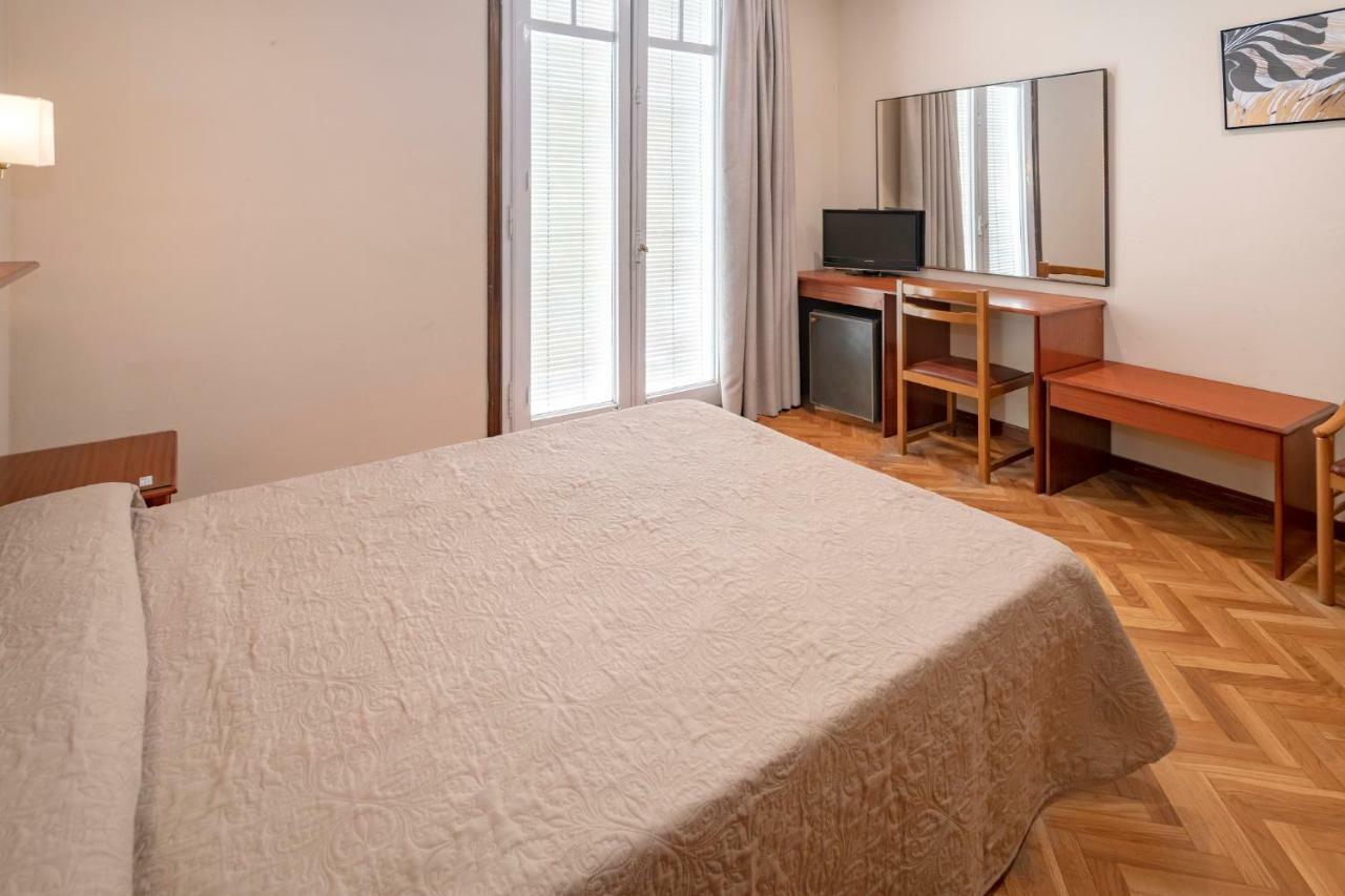 Hotel Niza Салоу Екстериор снимка