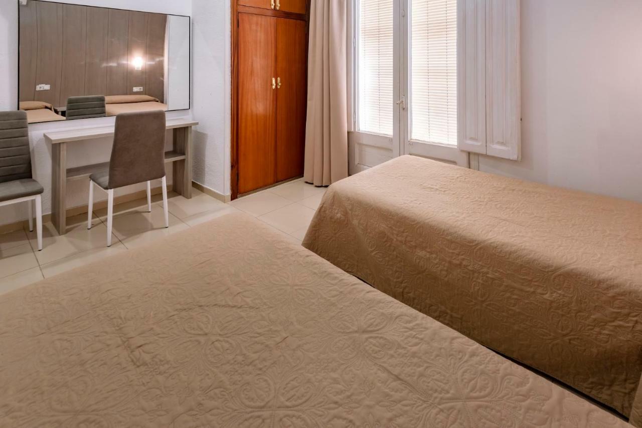 Hotel Niza Салоу Екстериор снимка