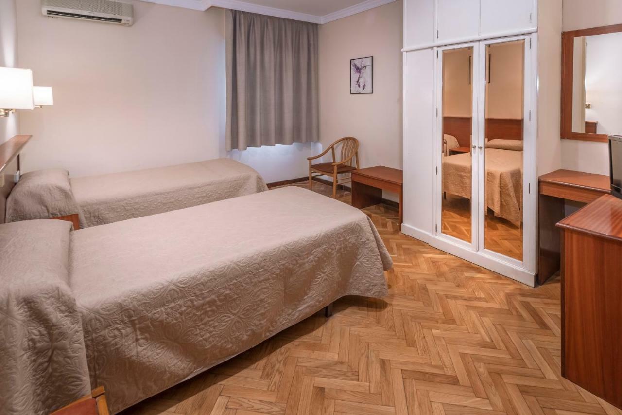 Hotel Niza Салоу Екстериор снимка