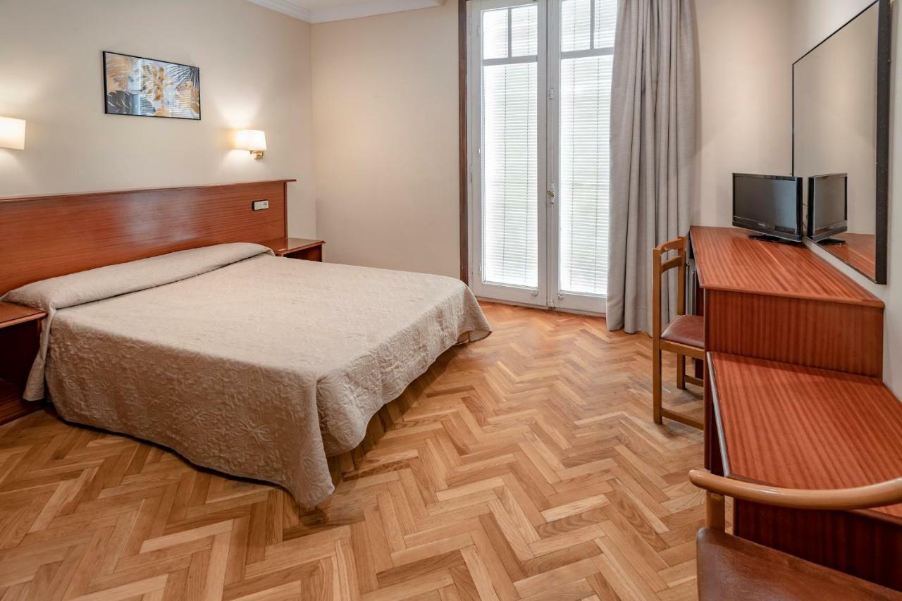 Hotel Niza Салоу Екстериор снимка